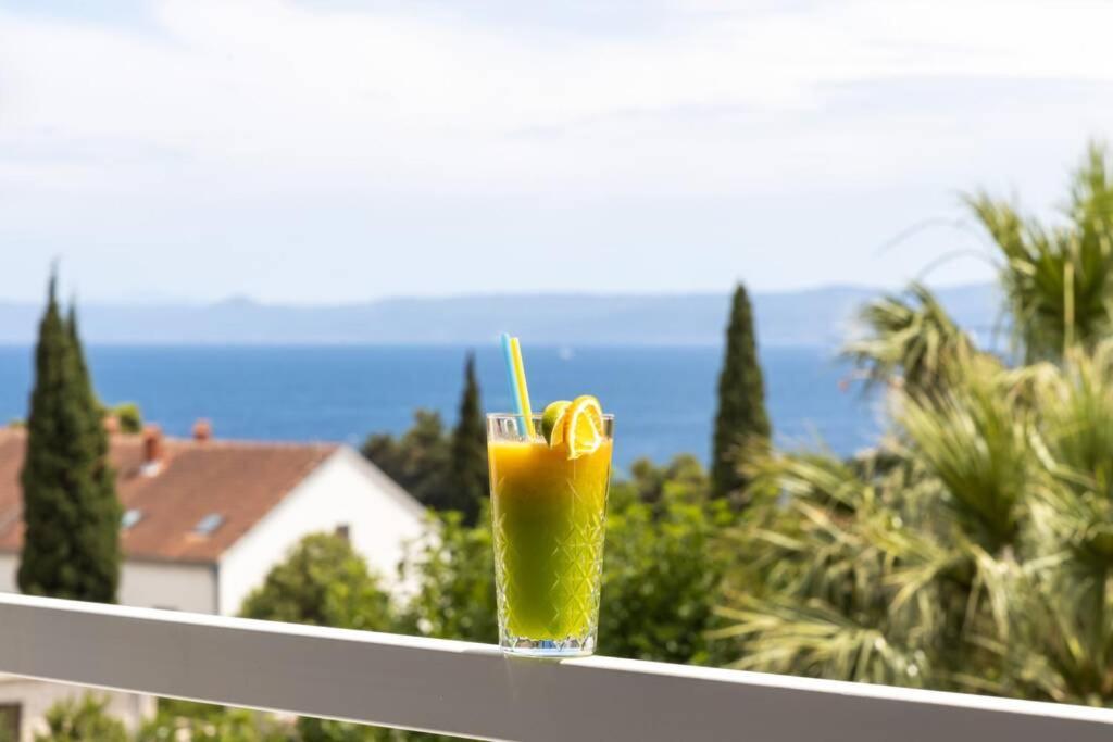 Holiday In Bol **** Yellow Exterior foto
